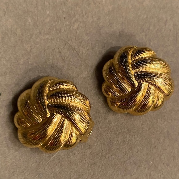Vintage Jewelry - Vintage gold tone clip on earrings retro braided round classy classic preppy